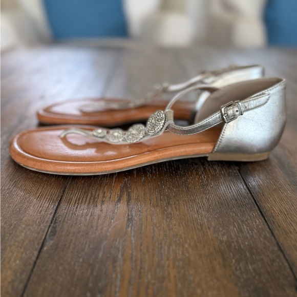 Antonia Melani Women’s Silver Embellished Flat Sandals Size 9.5 - Picture 2 of 10